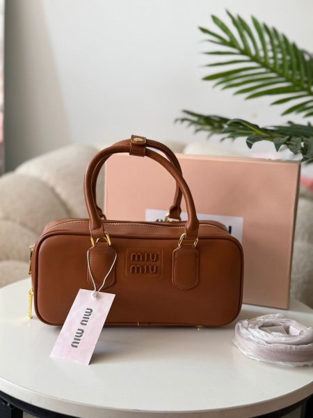 حقيبه ميو ميو مربع matt لون عسلي