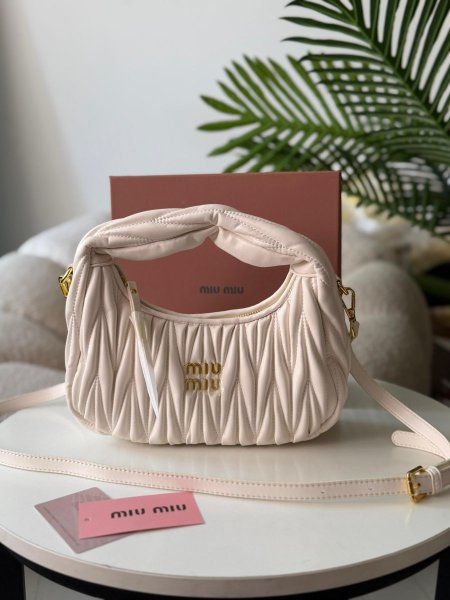 حقيبه ميو ميو اوفوايت