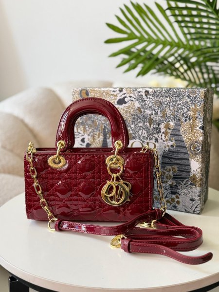 حقيبه ليدي ديور برغندي لامع