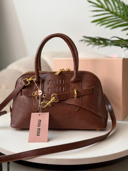 حقيبه ميو ميو حجم القاعده 29 سم لون عسلي