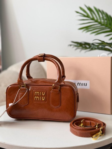 حقيبه ميو ميو  لون عسلي لامع حجم وسط