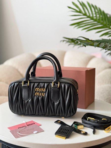 حقيبه ميو ميو مربع مجعد لون اسود