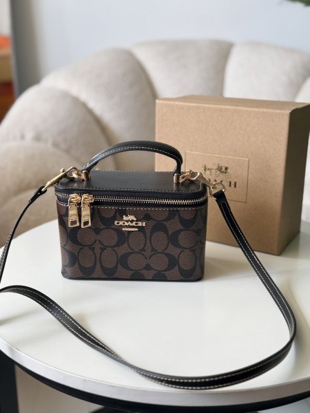 حقيبةً كوتش ميني لون بني محروق