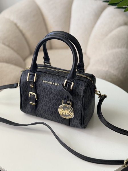 حقيبة مايكل كورس لون اسود ورمادي