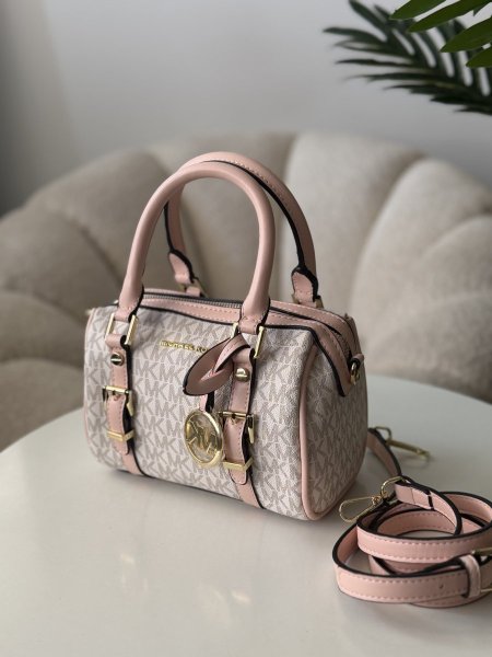 حقيبة مايكل كورس لون ابيض وزهر