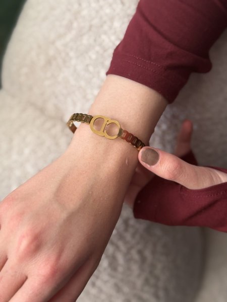 اسوارة كريستين ديور لون ذهبي مكفول اللون