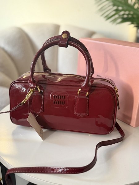 حقيبة ميو ميو لون برغندي لامع حجم كبير