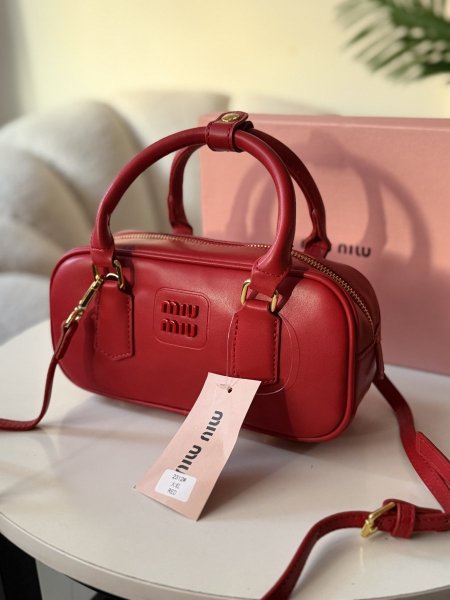 حقيبةميو ميو لون برغندي مائل للاحمر حجم وسط
