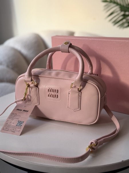 حقيبة ميو ميو لون زهر بارد حجم وسط