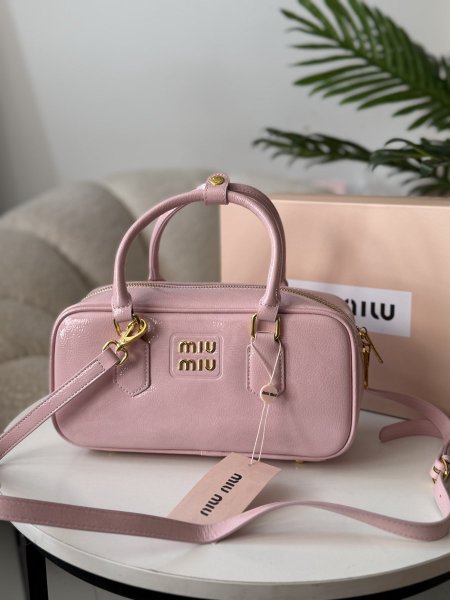 حقيبةً ميو ميو لون زهر لامع حجم كبير