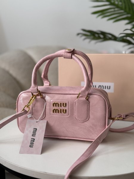 حقيبة ميو ميو لون زهر لامع حجم وسط