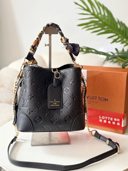 حقيبة لويس فيتون لون اسود شامل سكارف