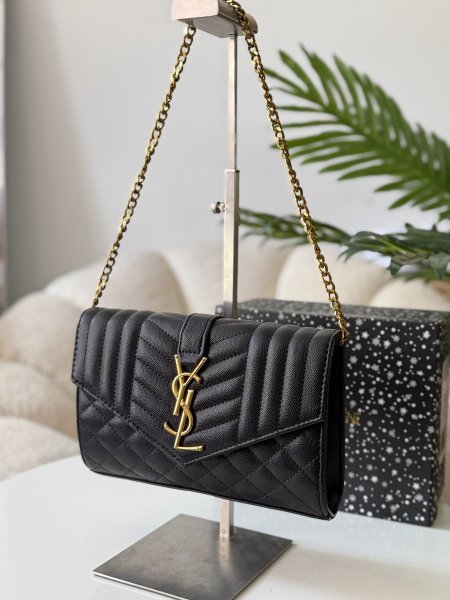 حقيبة سان لوران لون اسود هاردوير ذهبي