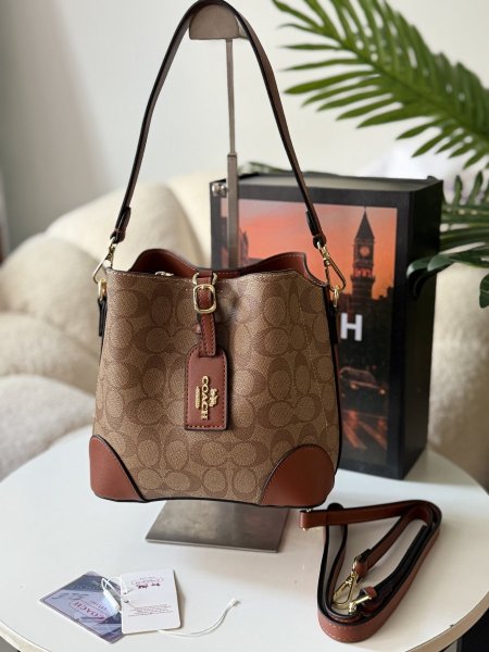 حقيبة كوتش لون عسلي وبيج