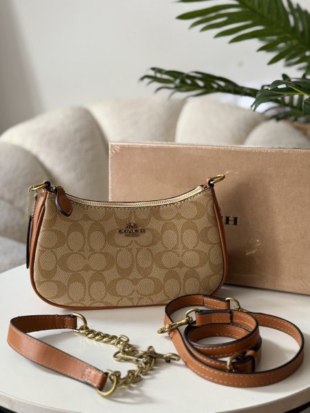 حقيبة كوتش لون عسلي وبيج