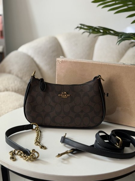 حقيبة كوتش لون بني محروق