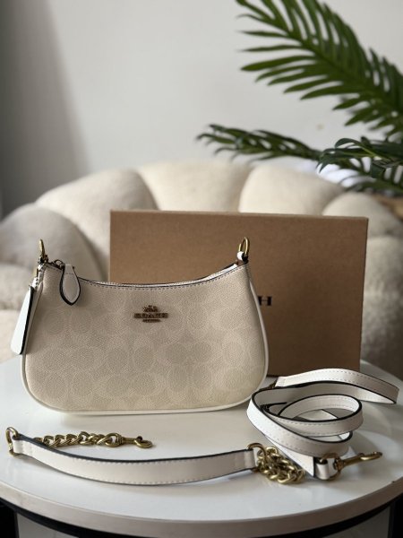 حقيبة كوتش لون ابيض