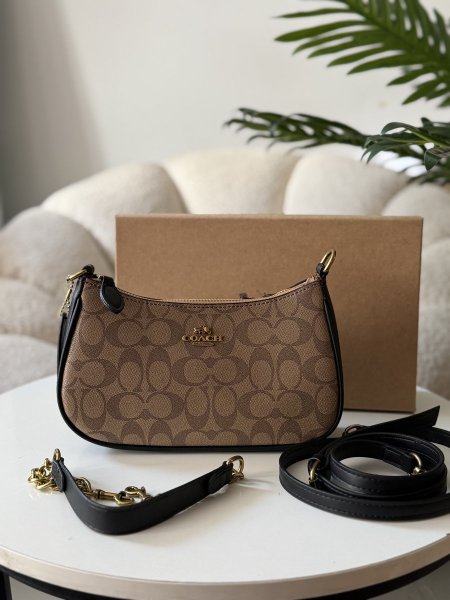 حقيبة كوتش لون اسود وبيج