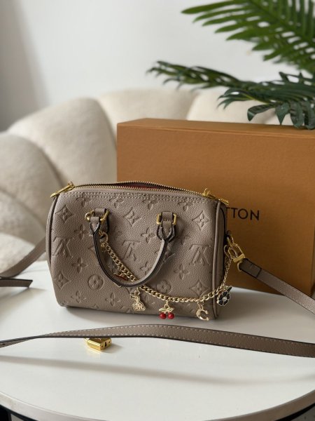 حقيبة لويس فيتون لون بيج