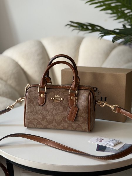 حقيبة كوتش ميني لون عسلي وبيج