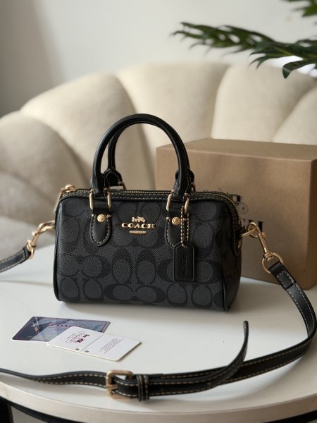 حقيبة كوتش ميني لون اسود ورمادي