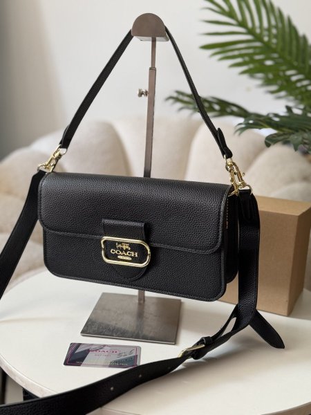 حقيبة كوتش لون اسود