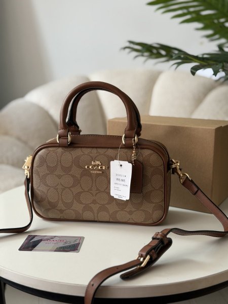 حقيبة كوتش لون عسلي ولين حجم وسط عصغير