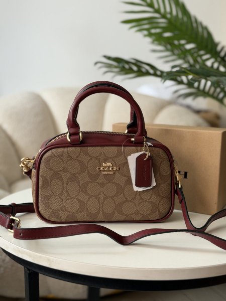 حقيبة كوتش لون برغندي وبيج حجم وسط عصغير