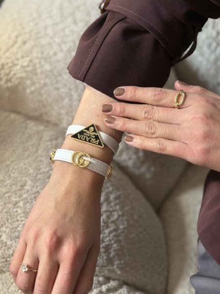 اساور الجلد لون ابيض