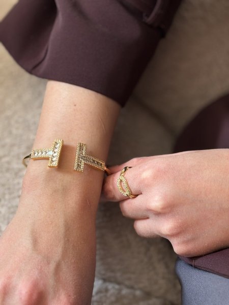 اسوارة ايميز لون ذهبي مع سترس