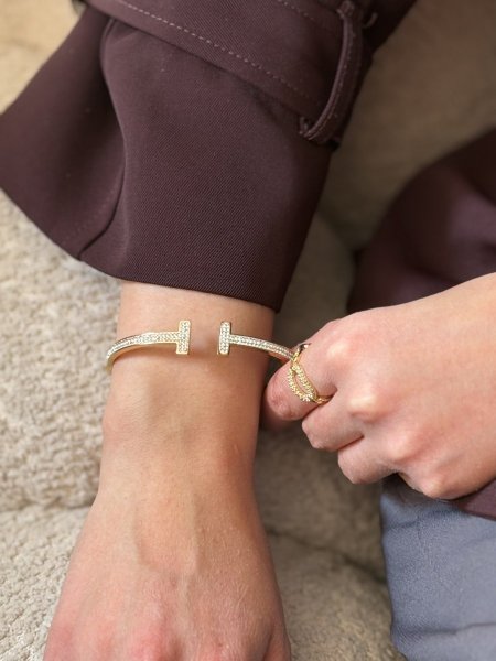 اسوارة ايرميز لون ذهبي مع سترس