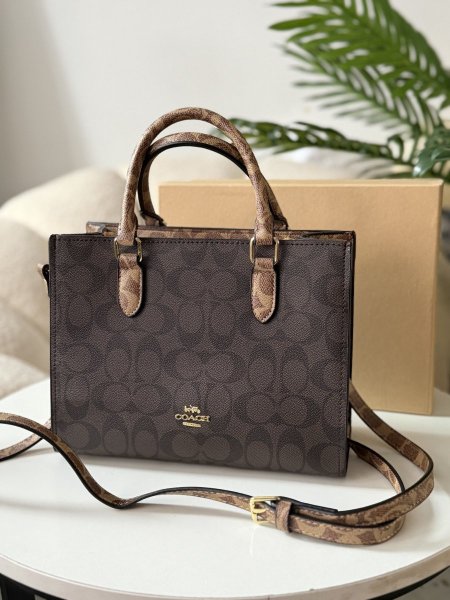 حقيبة كوتش لون بني محروق وبيج  حجم وسط