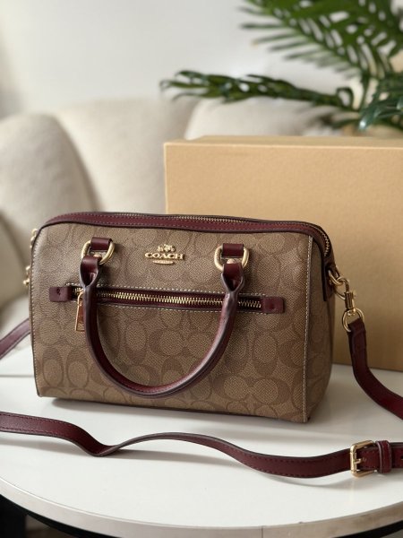 حقيبة كوتش لون برغندي وبيج حجم كبير