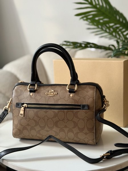 حقيبة كوتش لون اسود وبيج حجم كبير