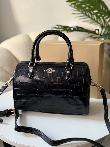 حقيبة كوتش لون اسود  حجم كبير