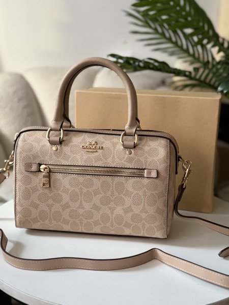 حقيبة كوتش لون بيج (عزهر خفيف جدا ً)