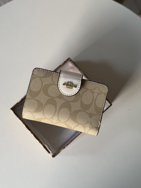 جزدان كوتش لون بيج وابيض