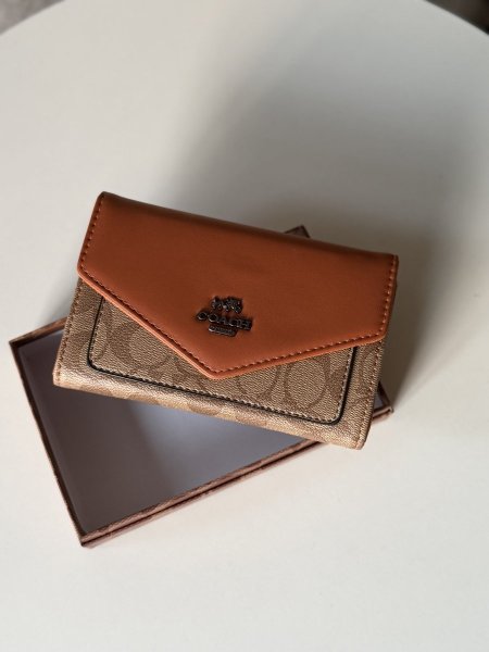 جزدان كوتش لون عسلي وبيج