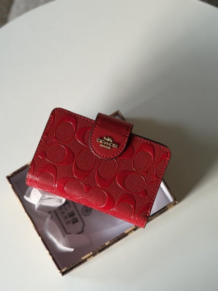 جزدان كوتش لون احمر لامع