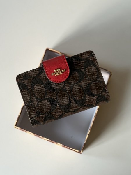 جزدان كوتش لون بني محروق واحمر