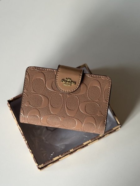 جزدان كوتش لون بيج لامع