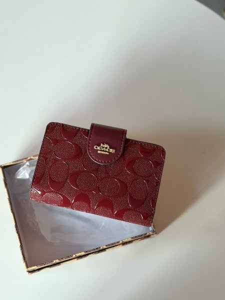 جزدان كوتش لون برغندي لامع