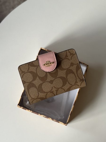 جزدان كوتش لون بيج وزهر