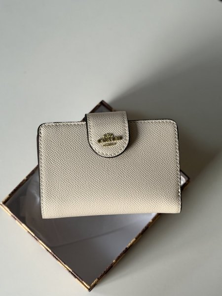 جزدان كوتش لون ابيض