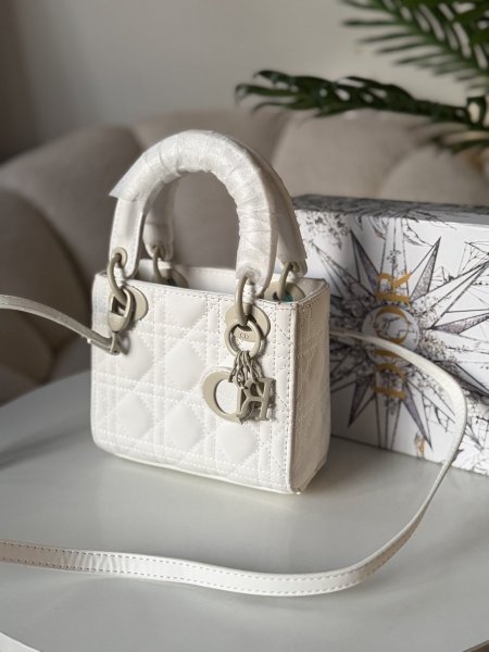 حقيبة ليدي ديور لون ابيض matt