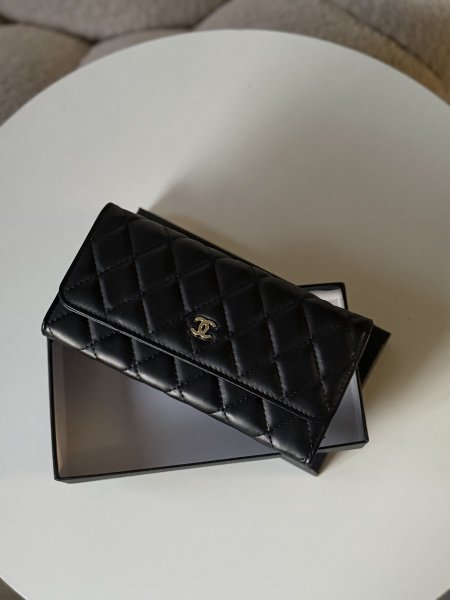 جزدان شانيل لون اسود