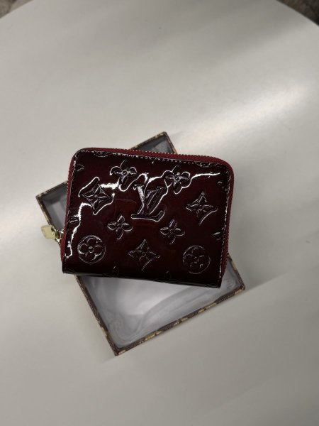 جزدان لويس فيتون لون برغندي لامع