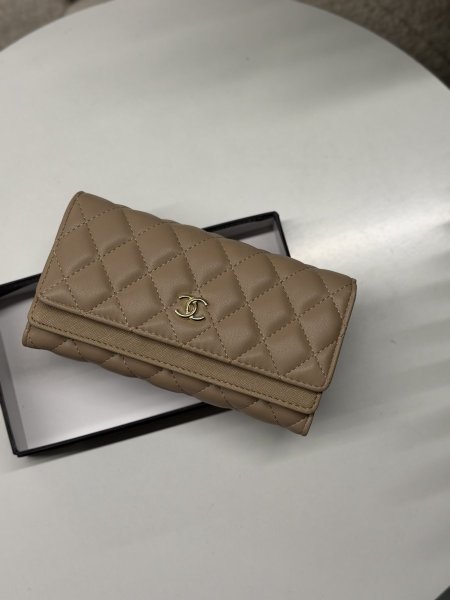 جزدان شانيل لون بيج