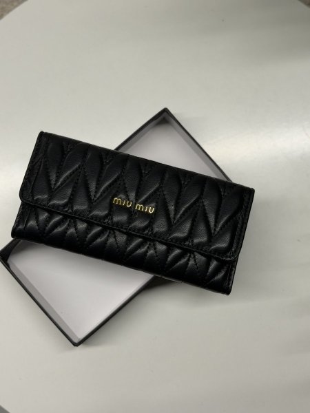 جزدان ميو ميو لون اسود