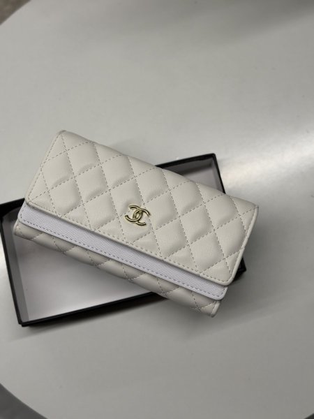 جزدان شانيل لون ابيض